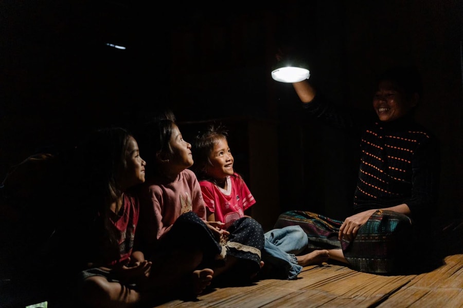 Trao tặng 510 đèn năng lượng mặt trời cho xã Tà Rụt và Hướng Lập