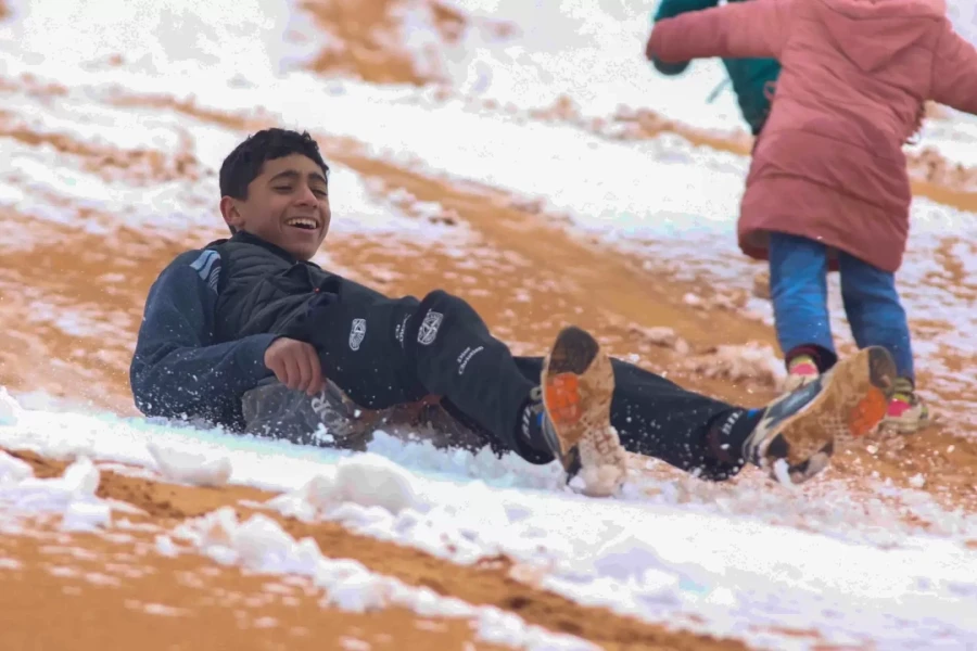 Tuyết phủ trắng sa mạc nóng nhất thế giới