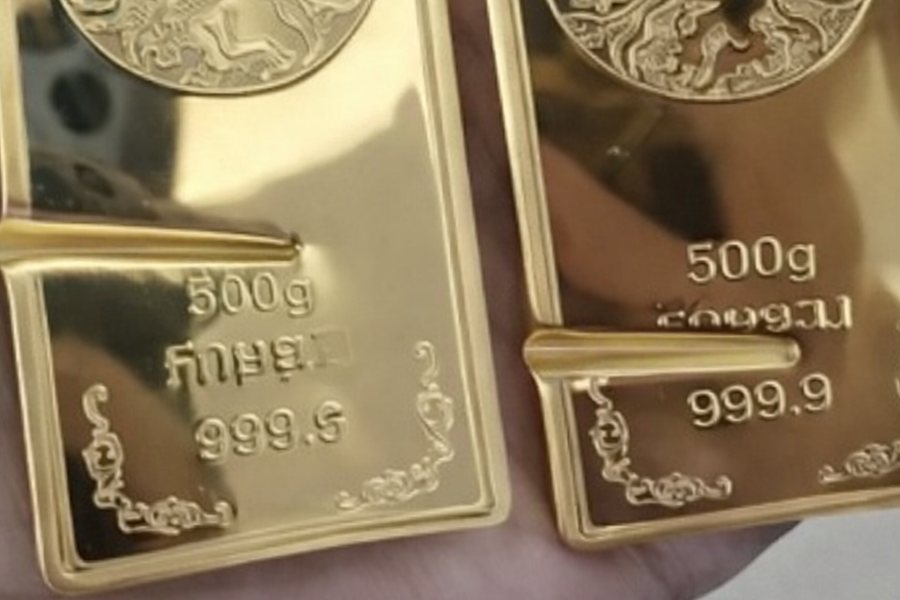 Cả nhà bới 10 tấn rác tìm túi vàng