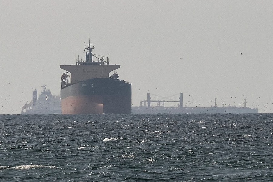 Tàu hàng liều lĩnh đi qua eo biển Hormuz vì lợi nhuận cao