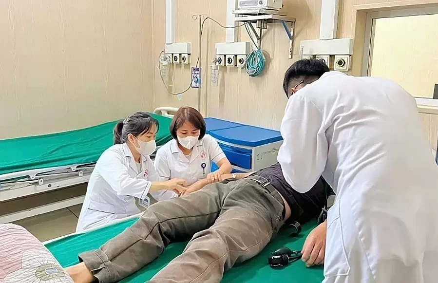 Uống nhiều nước tăng lực, người đàn ông yếu liệt hai chân