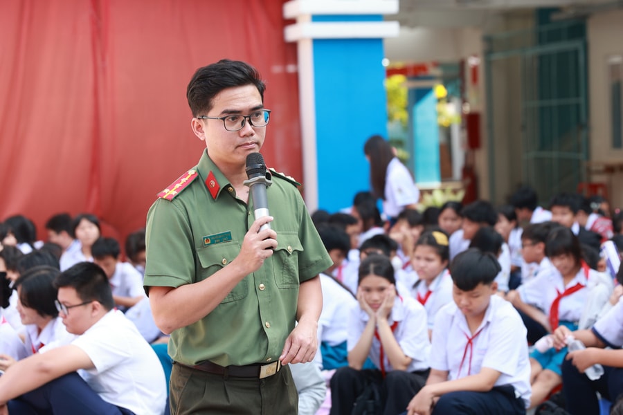 Cảnh sát nêu 3 nguyên tắc giúp học sinh tránh bẫy thao túng tâm lý trên mạng