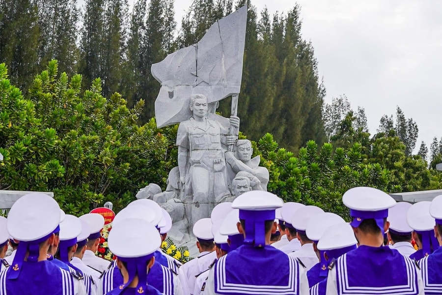 Tưởng niệm 64 liệt sĩ hy sinh bảo vệ Gạc Ma