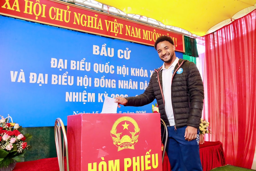 Xuân Son: 'Tự hào lần đầu tiên đi bầu cử với tư cách công dân Việt Nam'