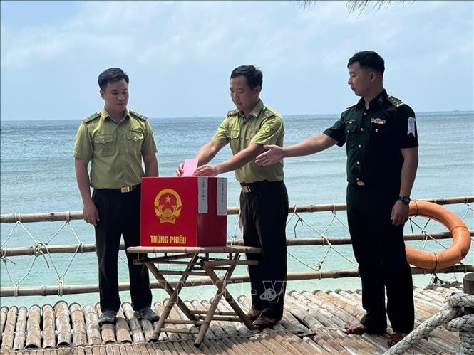 Đưa thùng phiếu vượt biển đến với kiểm lâm giữ đảo rùa