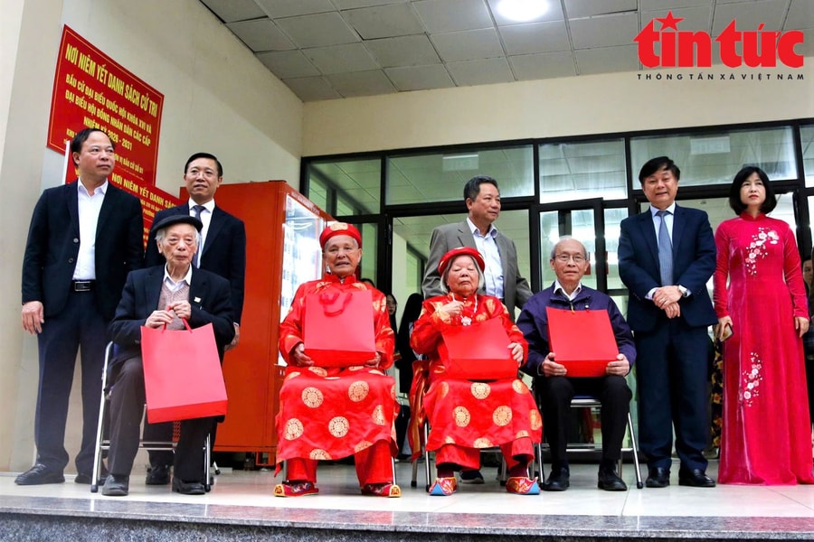 Nhà báo, nhà giáo 96 tuổi tự hào thực hiện quyền công dân trong ngày bầu cử