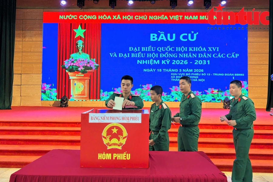 Chiến sĩ, cử tri trẻ háo hức trong lần đầu đi bỏ phiếu bầu cử