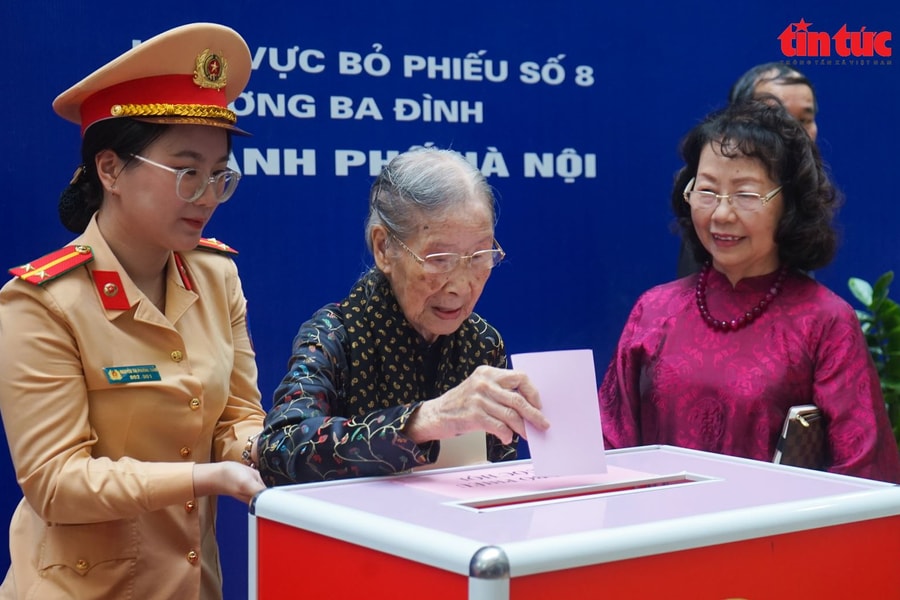 Cử tri 101 tuổi phấn khởi đi bầu cử cùng con cháu