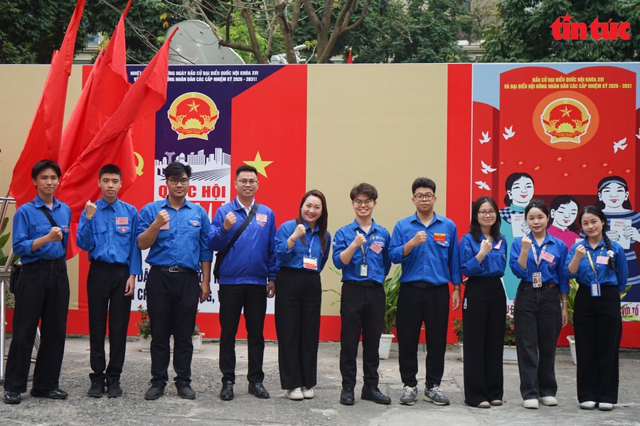 Tình nguyện viên trẻ góp sức cho ngày hội của toàn dân