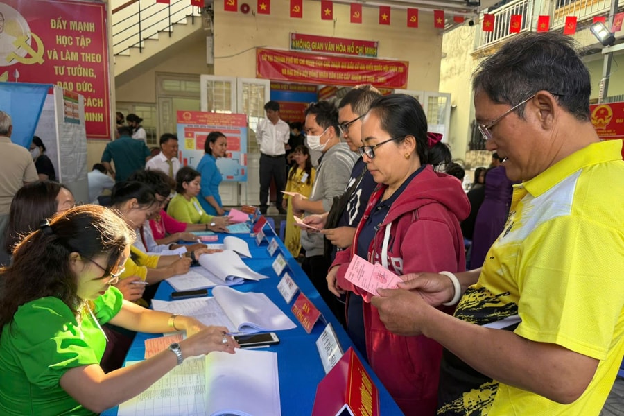 Cử tri TP Hồ Chí Minh hào hứng đi bỏ phiếu, gửi gắm niềm tin vào người có tài có tâm
