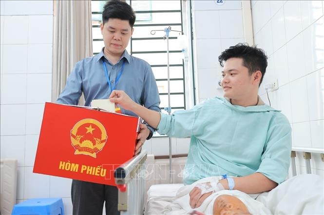 Hòm phiếu lưu động đến với cử tri tại Bệnh viện Hữu nghị Việt - Đức