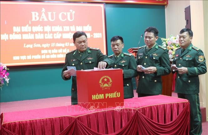 Chiến sĩ Biên phòng, Cảnh sát biển trang trọng thực hiện quyền và nghĩa vụ công dân