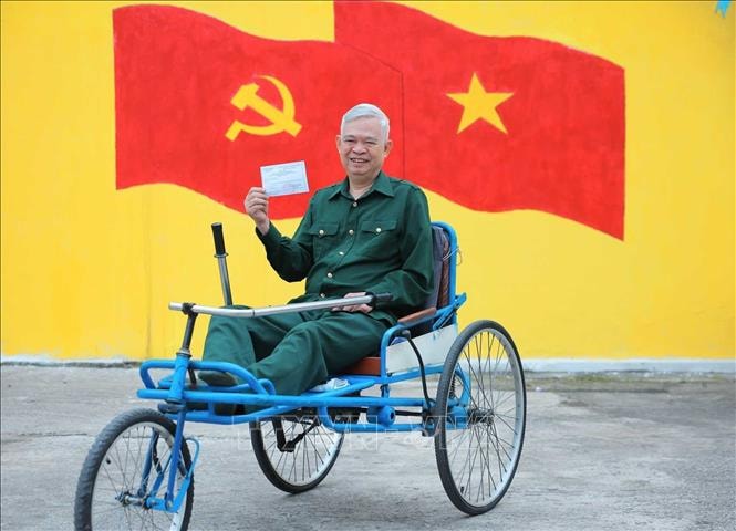 Các cử tri Trung tâm Điều dưỡng Thương binh Thuận Thành thực hiện quyền công dân