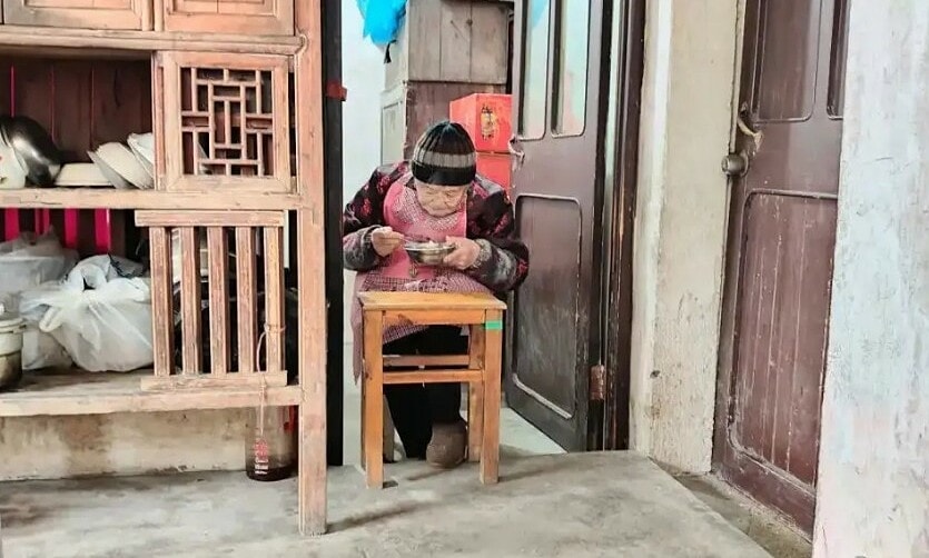 Chế độ ăn ngủ đặc biệt của cụ bà 50 năm không phải đi viện