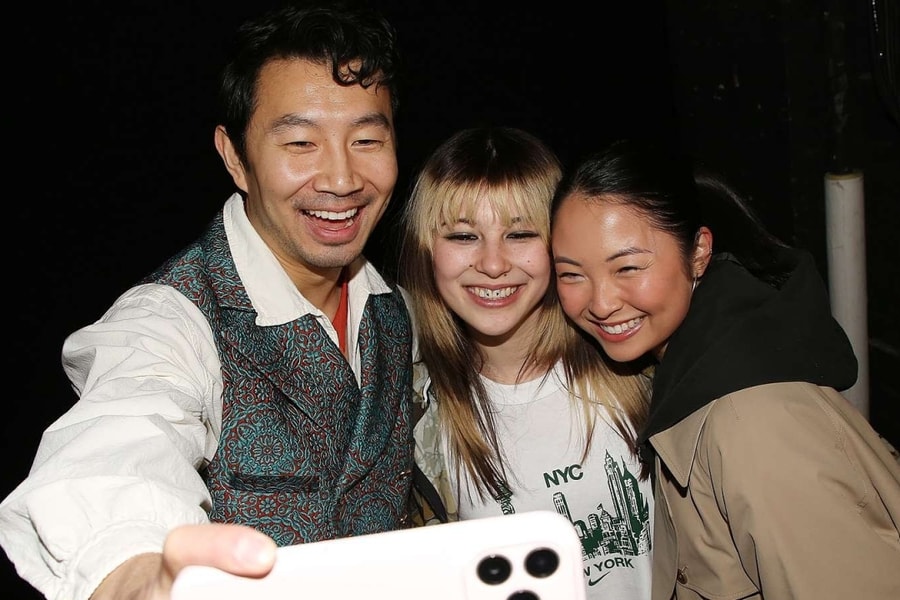 Tài tử Hollywood tái hiện điệu nhảy của Alysa Liu