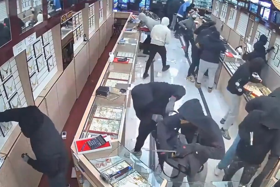 Xông vào tiệm vàng, cướp hơn 1,5 triệu USD trang sức trong 70 giây