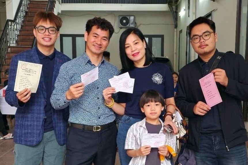 Gia đình NSND Xuân Bắc đi bầu cử