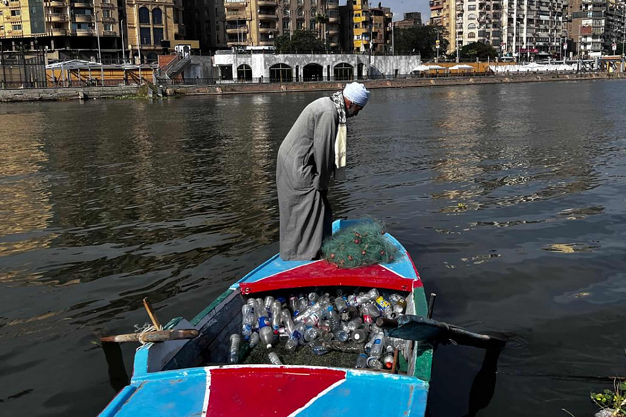Ngư dân sông Nile đổi sang 'săn' rác nhựa bởi quá ít cá