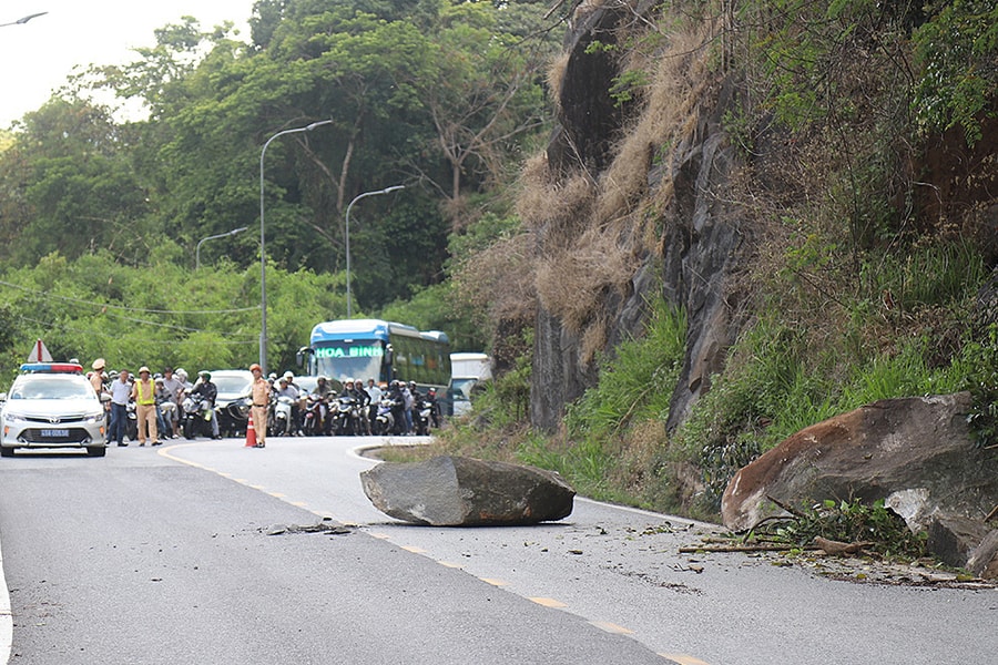 Hạ khối đá 15 tấn chênh vênh trên đèo Bảo Lộc