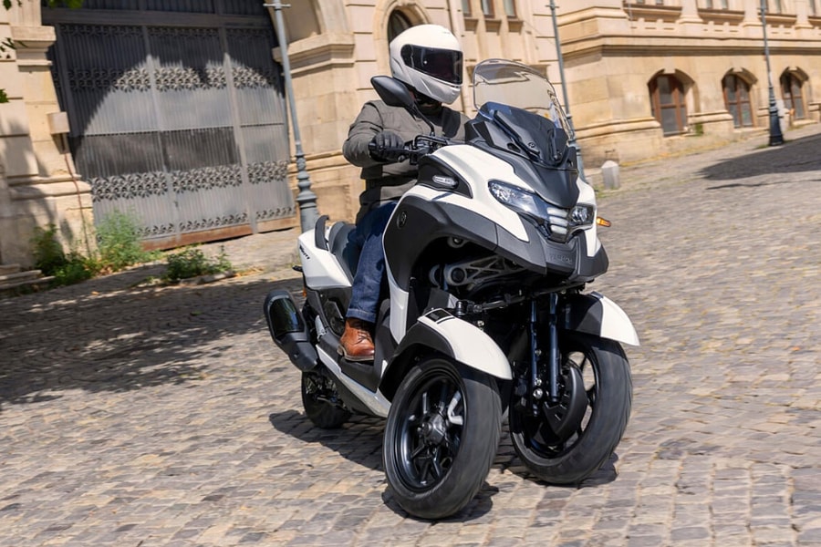 Yamaha ra mắt Tricity 300 2026 giá 11.400 USD
