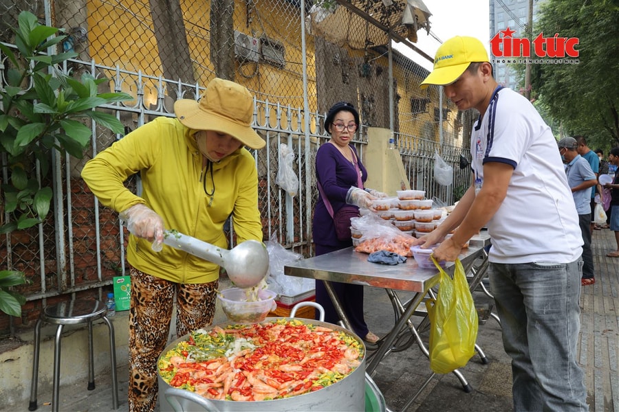 'Trạm cơm nghĩa tình' tám năm bền bỉ mang bữa cơm ấm đến bệnh nhân