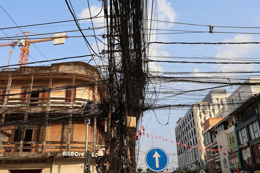 Cột điện chằng chịt dây biến thành điểm check in