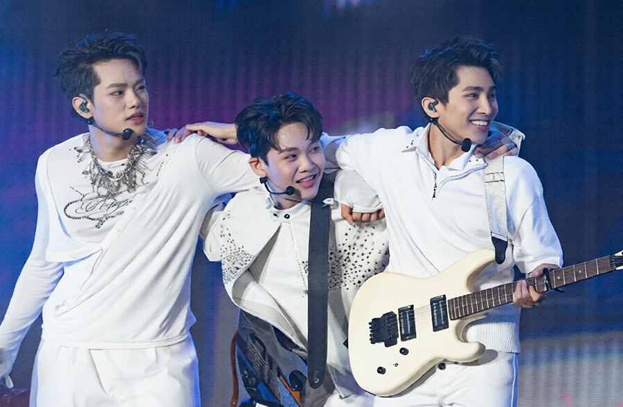 Dàn 'anh trai, em xinh' khuấy động concert