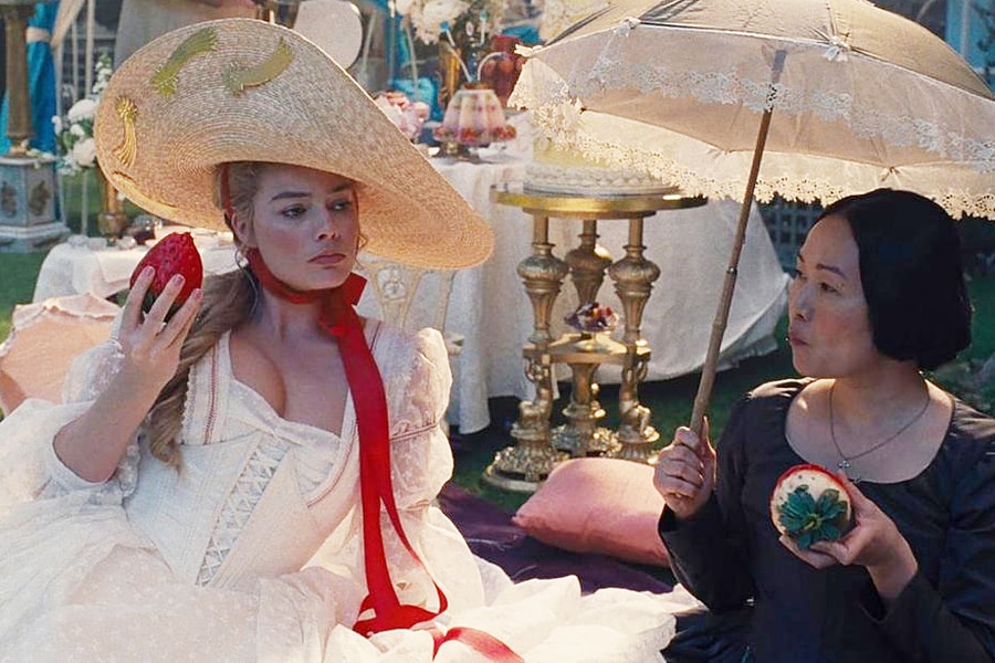 Thời trang cường điệu trong phim 'Đồi gió hú'