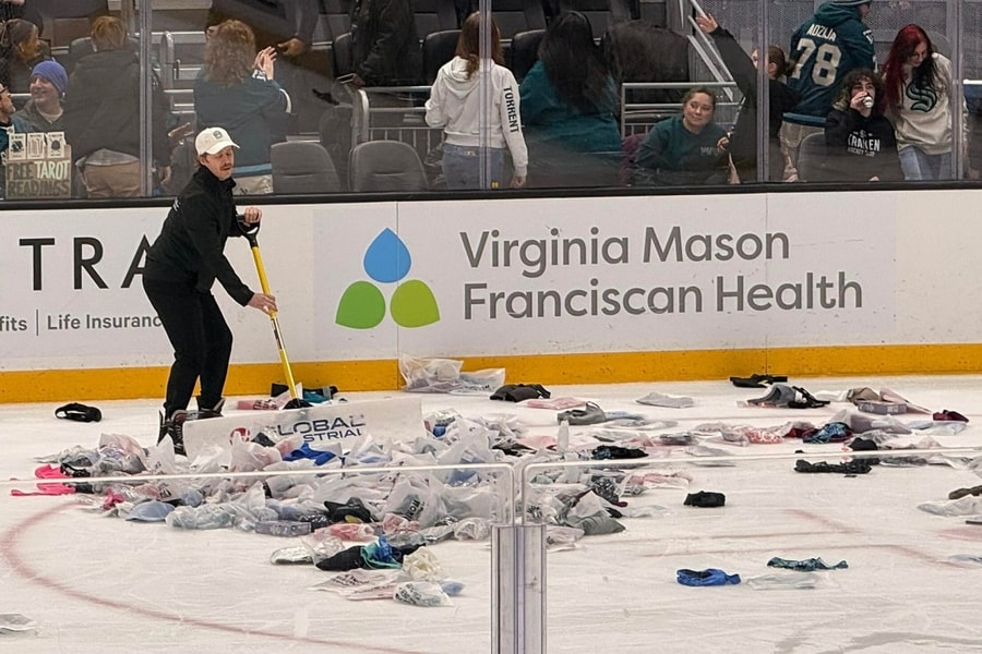 Hàng nghìn áo ngực được ném xuống trận khúc côn cầu ở Mỹ