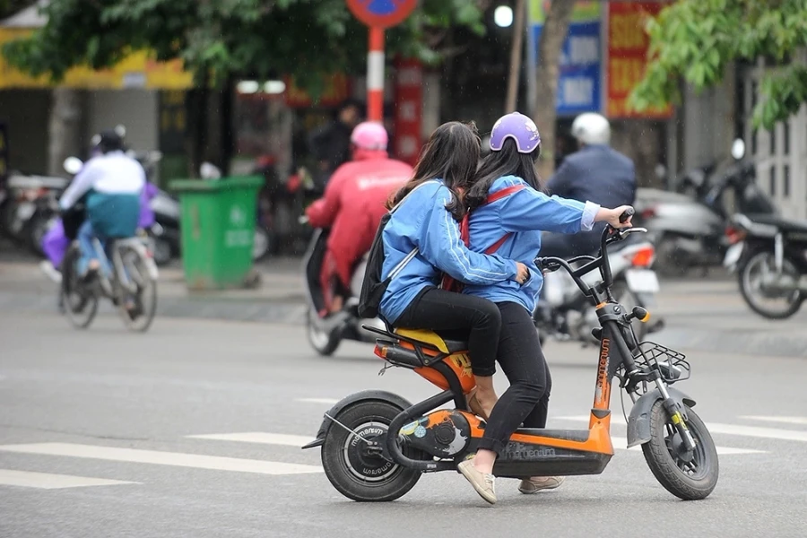 'Hiểm họa khi để học sinh tự do dùng xe máy điện'