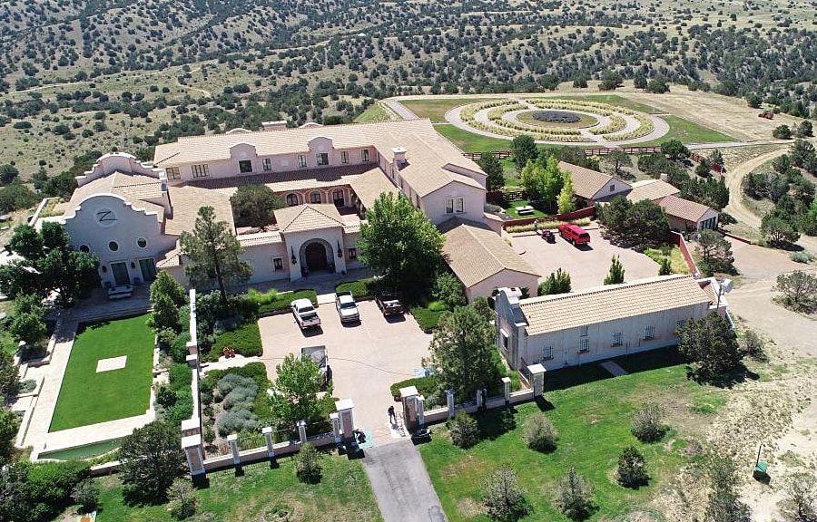 Thủ đoạn dụ dỗ thiếu nữ đến trang trại biệt lập của 'tỷ phú ấu dâm'