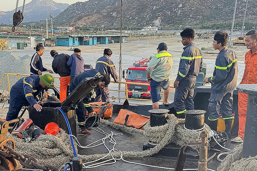 Ba người chết dưới hầm tàu neo ở cảng Cà Ná