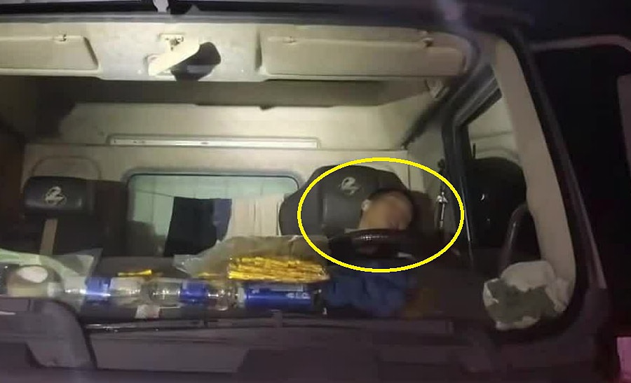 Tài xế bị phạt vì dừng xe ngủ trên cao tốc