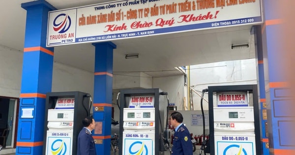 Một cây xăng bị phạt vì bán giá cao hơn quy định