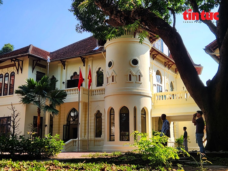 Bất ngờ trụ sở tạm Nhà văn hóa Thanh Niên 'đẹp như lâu đài', giới trẻ đổ xô check-in