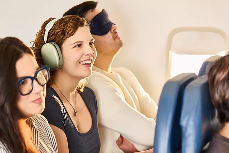 Cách biến ghế giữa trên máy bay thành chỗ ngồi thoải mái