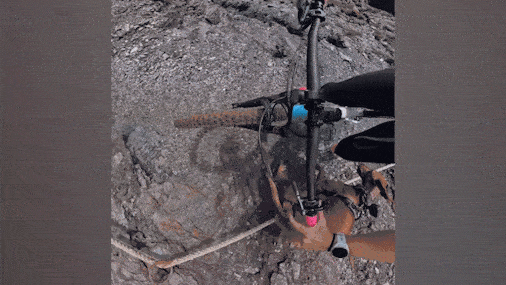 Khoảnh khắc cô gái suýt rơi xuống vách đá khi đạp xe