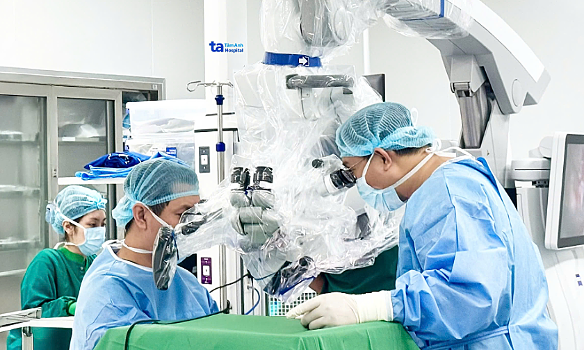 Mạch máu não chèn dây thần kinh gây co giật mặt