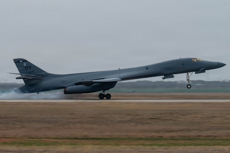 Mỹ ném bom xuyên phá nặng hơn 2 tấn vào mục tiêu Iran