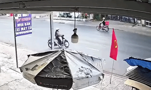 Quay đầu xe máy không quan sát, cô gái bị húc ngã