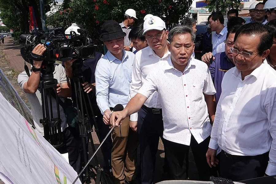 Chủ tịch TP HCM: 'Dự án vài km chia 8 gói thầu là quá nhiều'