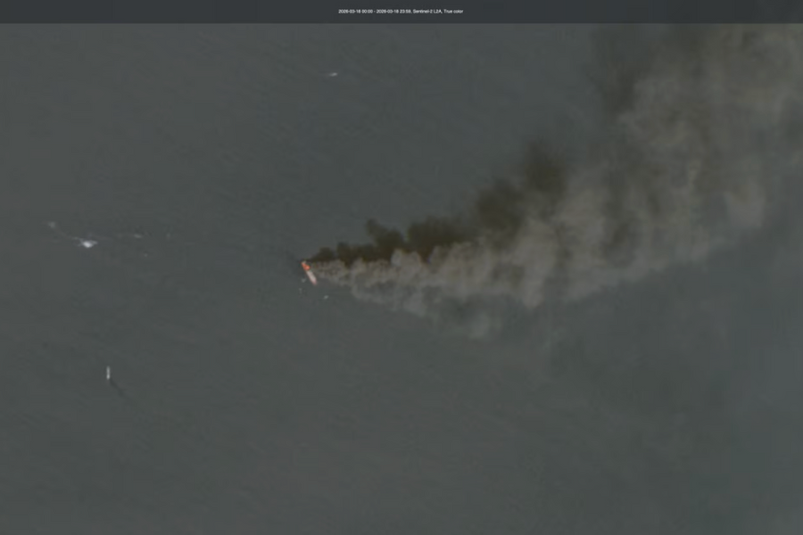 Tàu chở hàng bốc cháy ở eo biển Hormuz, khói đèn trùm khu vực lớn