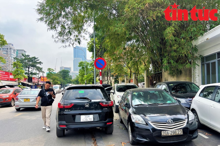 Ô tô đỗ tràn lan tại khu đô thị mới Cầu Giấy bất chấp biển cấm