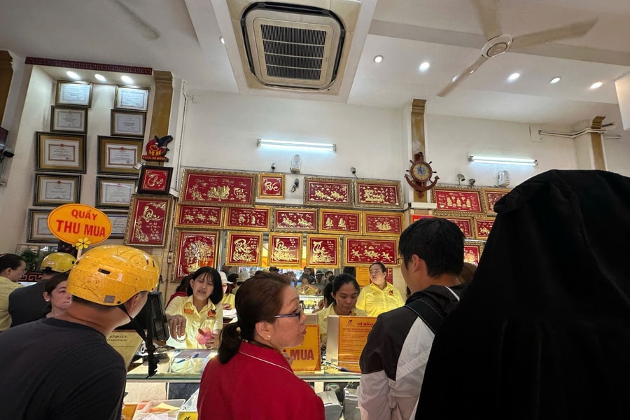 Giá vàng, bạc tiếp tục lao dốc sau quyết định của Fed