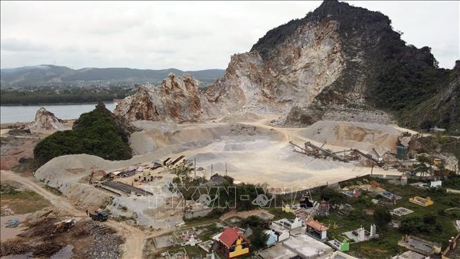 Nổ mìn khai thác đá tại mỏ Lèn (Quảng Trị) làm nhiều nhà dân bị thủng mái