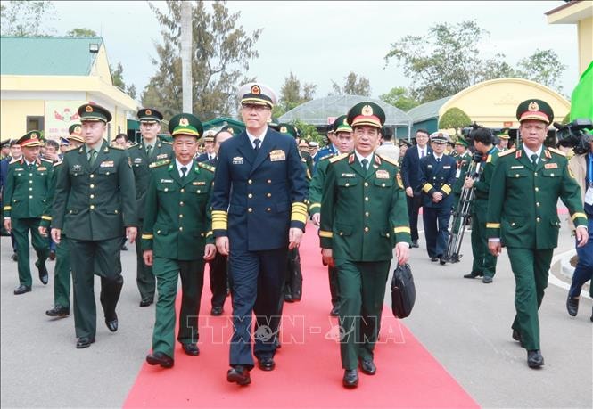 Bộ trưởng Phan Văn Giang thăm Đại đội Biên phòng và tưởng niệm liệt sĩ cách mạng nhân dân Trung - Việt