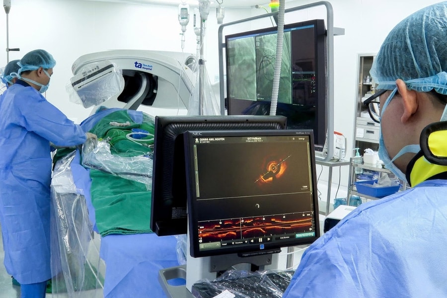 Dùng sóng xung kích phá vôi hóa mạch vành