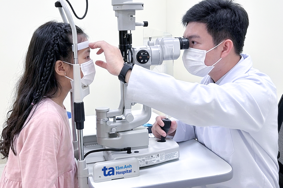 Trẻ bị lông mi mọc ngược có nguy hiểm?