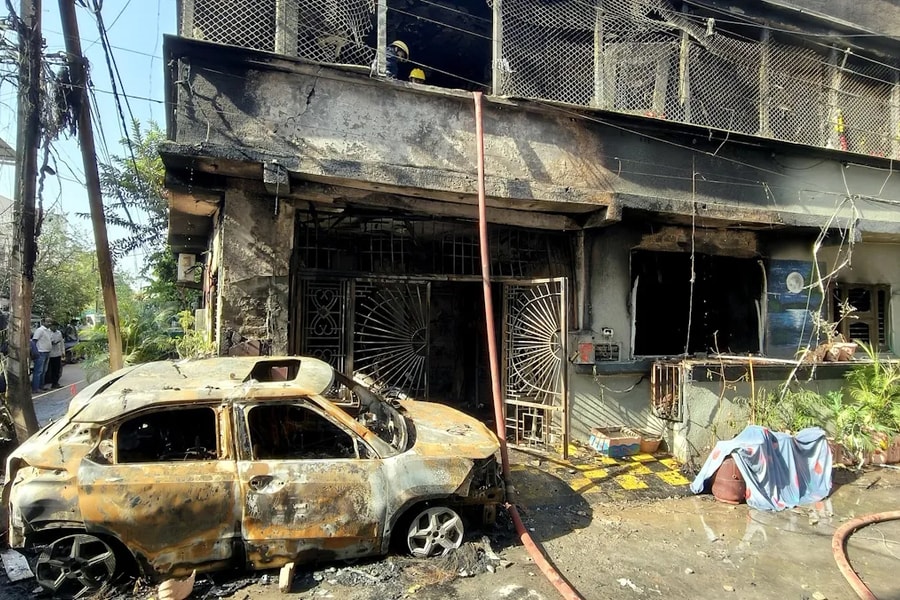 Xe điện cháy lan vào nhà, 8 người đang ngủ tử vong