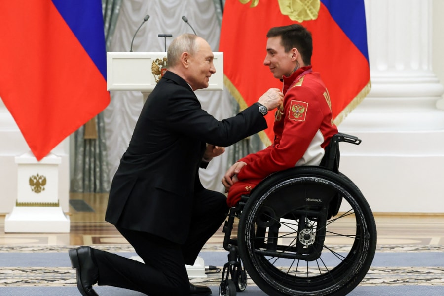 Ông Putin quỳ gối trao huân chương cho VĐV Nga ngồi xe lăn vô địch Paralympic